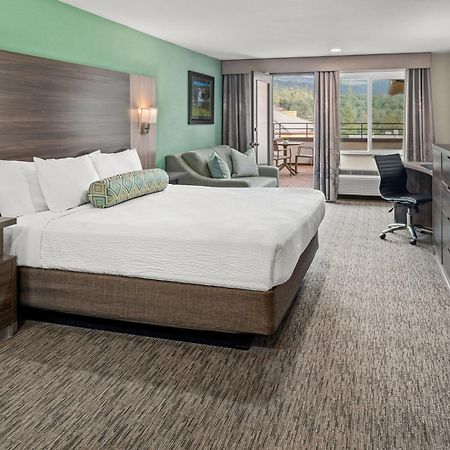 Yosemite Southgate Hotel & Suites Oakhurst Exterior photo
