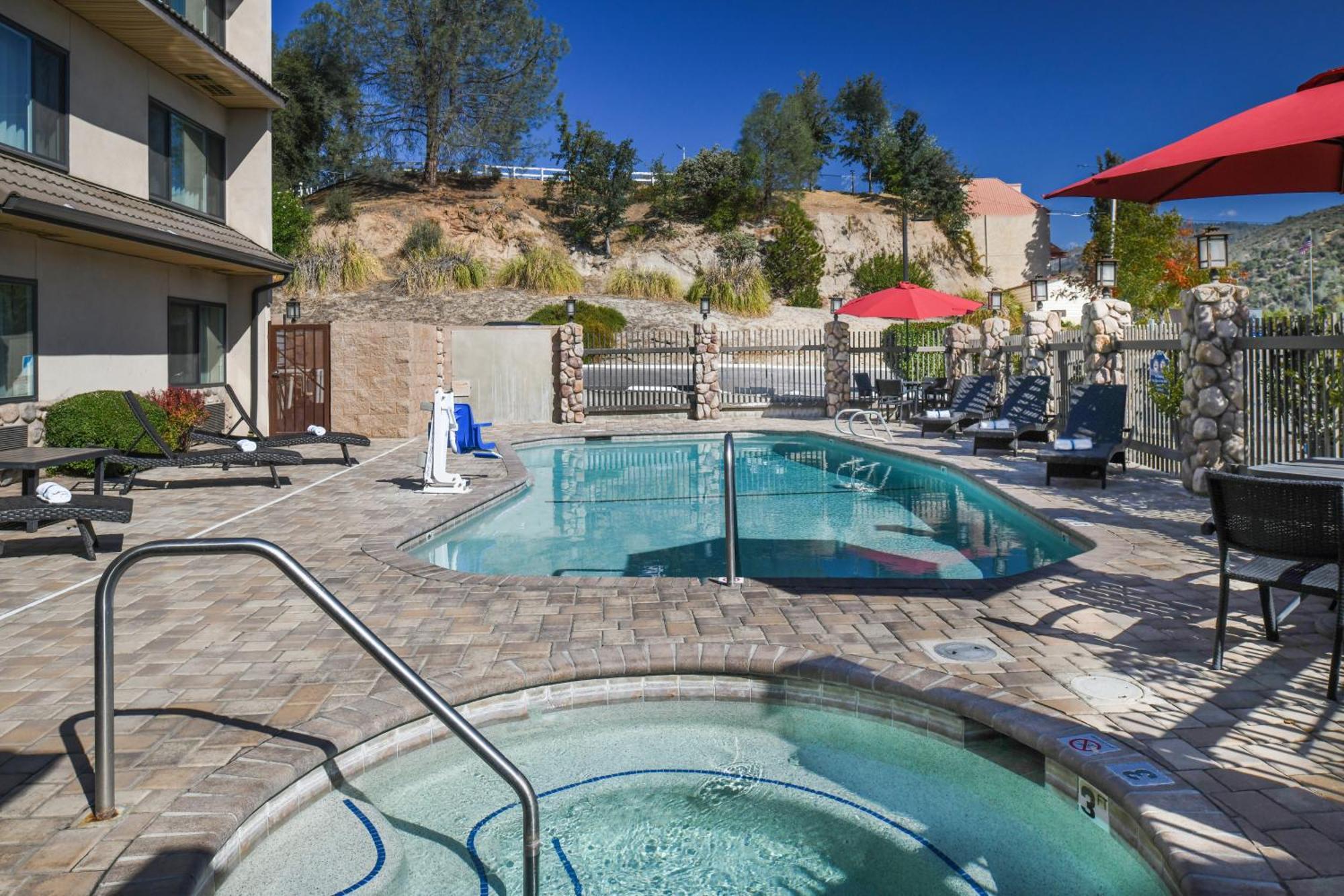 Yosemite Southgate Hotel & Suites Oakhurst Exterior photo