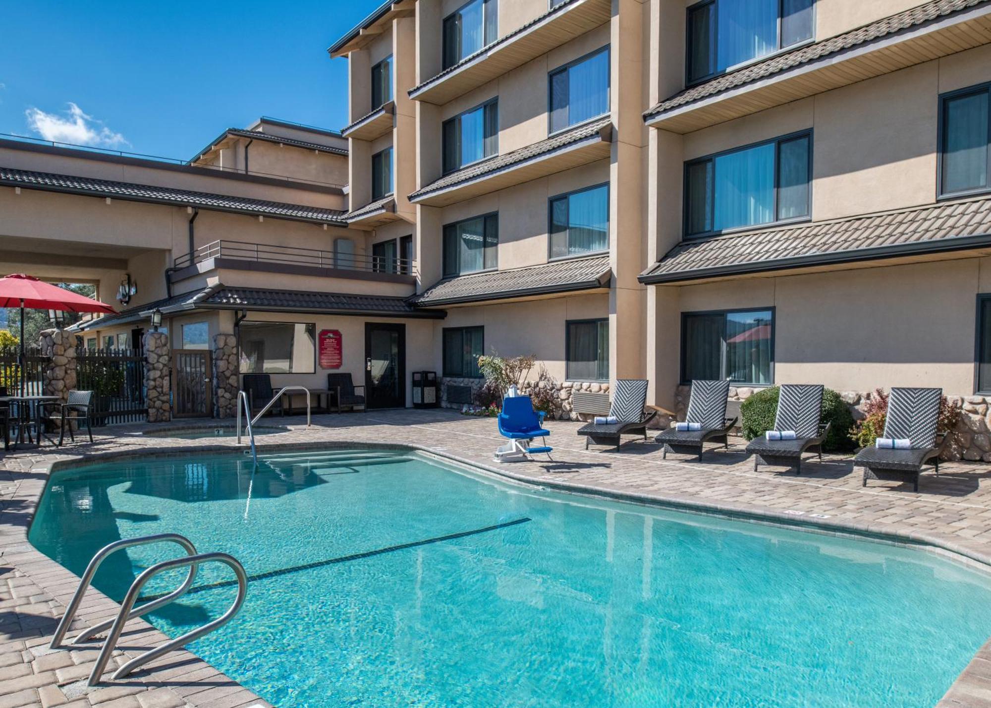 Yosemite Southgate Hotel & Suites Oakhurst Exterior photo