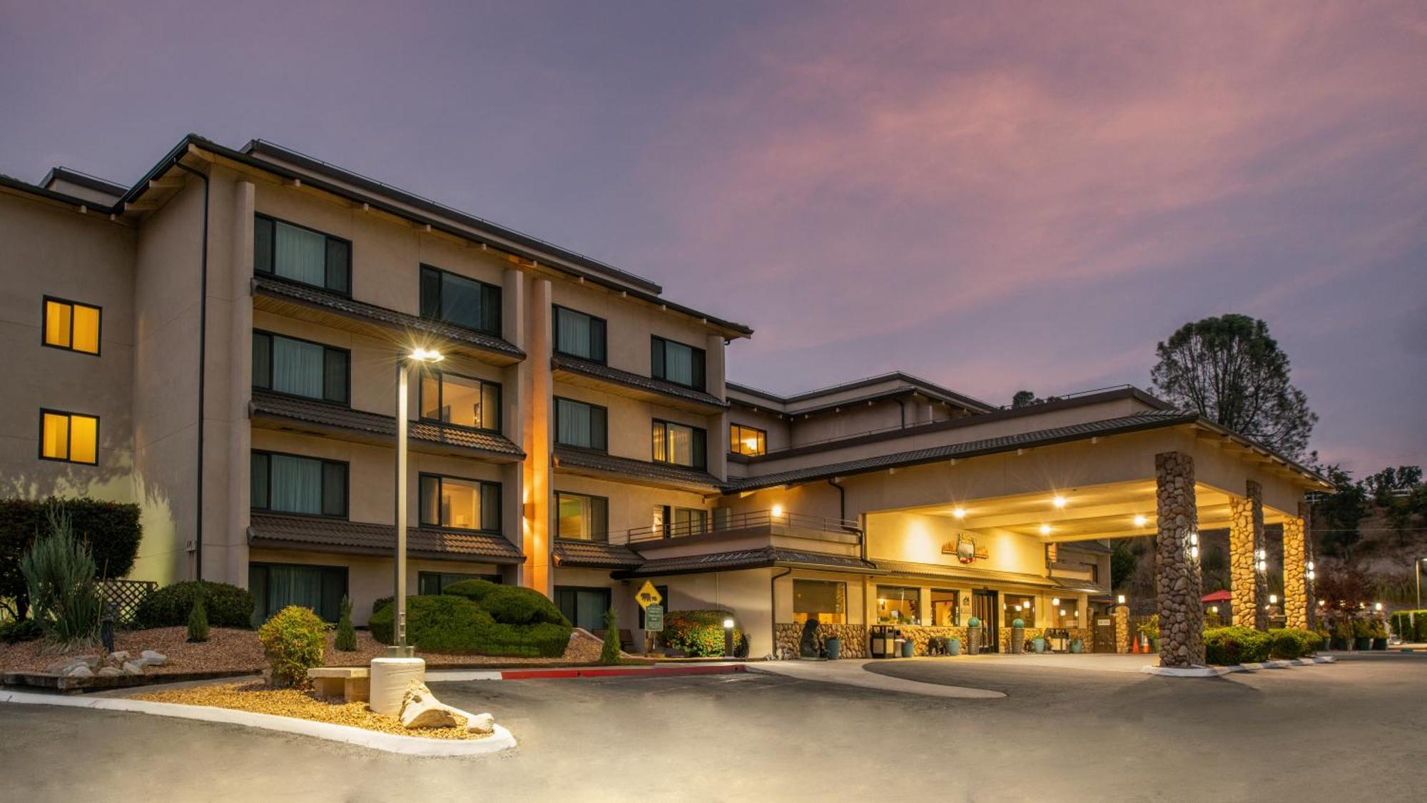 Yosemite Southgate Hotel & Suites Oakhurst Exterior photo
