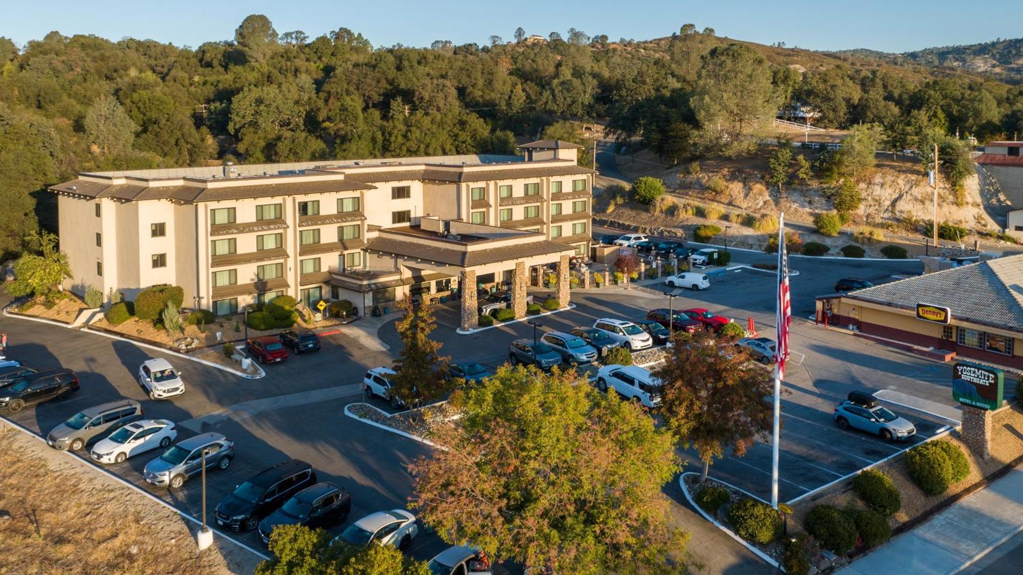 Yosemite Southgate Hotel & Suites Oakhurst Exterior photo