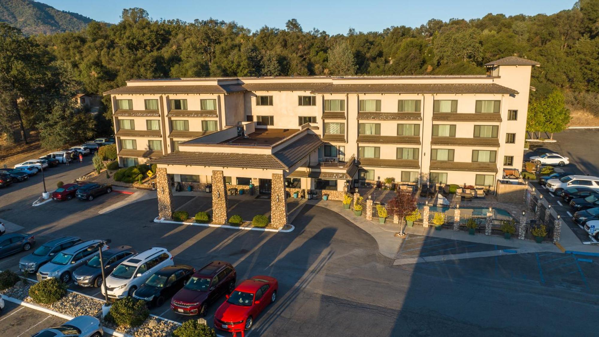 Yosemite Southgate Hotel & Suites Oakhurst Exterior photo